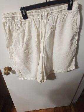 dressbarn Cream Elastic Waist Shorts